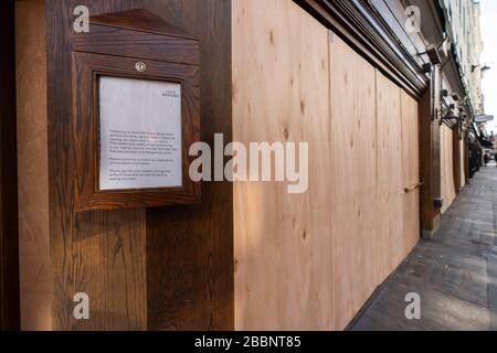 © 2020 Andrew Baker 21st Marzo 2020. Saliti a bordo di caffè e ristoranti nella Old Compton Street, Soho, Londra. Dopo il blocco imposto dai governi del Regno Unito Foto Stock