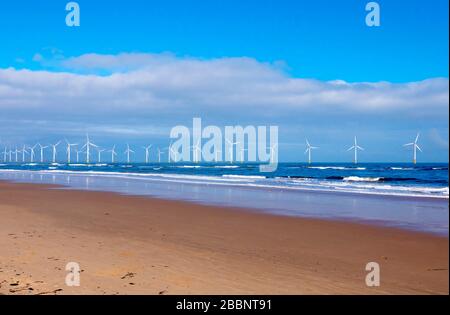 Sun Lit Redcar Wind Farm dalla spiaggia deserta con tutte le 27 turbine eoliche mostrate Foto Stock