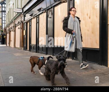 © 2020 Andrew Baker 21st Marzo 2020. Saliti a bordo di caffè e ristoranti nella Old Compton Street, Soho, Londra. Dopo il blocco imposto dai governi del Regno Unito Foto Stock