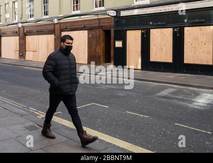 © 2020 Andrew Baker 21st Marzo 2020. Saliti a bordo di caffè e ristoranti nella Old Compton Street, Soho, Londra. Dopo il blocco imposto dai governi del Regno Unito Foto Stock