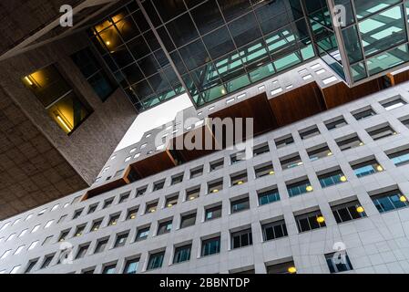 Oslo, Norvegia - 11 agosto 2019: Edificio moderno con facciata ventilata in pietra naturale nell'area del progetto Barcode. Vista ad angolo basso Foto Stock