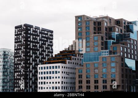 Oslo, Norvegia - 11 agosto 2019: Paesaggio urbano con moderni edifici residenziali e di uffici di lusso nell'area del progetto Barcode nel centro di Oslo. Foto Stock