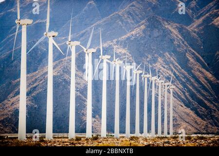 Gruppo di turbine eoliche in un campo. Foto Stock