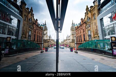 Glasgow, Scozia, Regno Unito. 1° aprile 2020. Effetti del blocco Coronavirus sulle strade di Glasgow, Scozia. Una deserta Buchanan Street si riflette in una vetrina. Iain Masterton/Alamy Live News