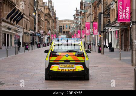 Glasgow, Scozia, Regno Unito. 1° aprile 2020. Effetti del blocco Coronavirus sulle strade di Glasgow, Scozia. Polizia elettrica pattrols auto deserta Buchanan Street. Iain Masterton/Alamy Live News Foto Stock