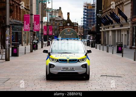 Glasgow, Scozia, Regno Unito. 1° aprile 2020. Effetti del blocco Coronavirus sulle strade di Glasgow, Scozia. Polizia elettrica pattrols auto deserta Buchanan Street. Iain Masterton/Alamy Live News Foto Stock