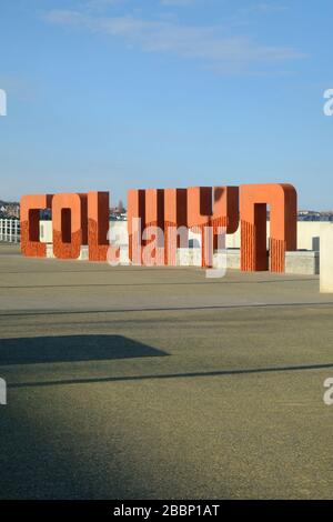 Grande segno che legge Colwyn in lettere grandi sul fronte mare a Colwyn Bay nel Galles del Nord Foto Stock