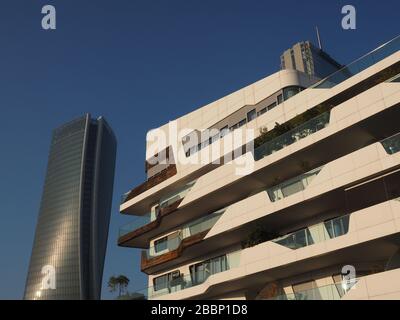 Zaha Hadid Residences and Twisted One, Torre generali, Arco di Zaha Hadid., quartiere CityLife, Milano, Lombardia, Italia Foto Stock