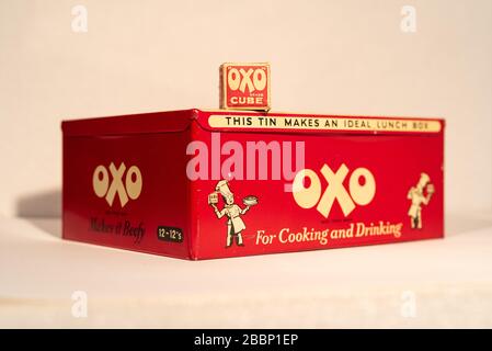 Old vintage OXO cubi di stagno e OXO cubo Foto Stock