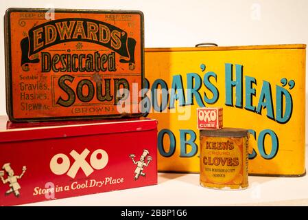 Old vintage OXO cubi di stagno e OXO cubo Foto Stock