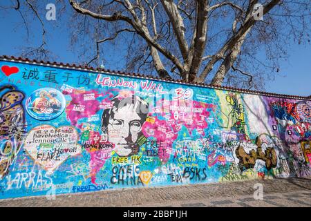 Il Muro di John Lennon a Praga in tempo di Covid-19 pandemy, Czechia Foto Stock