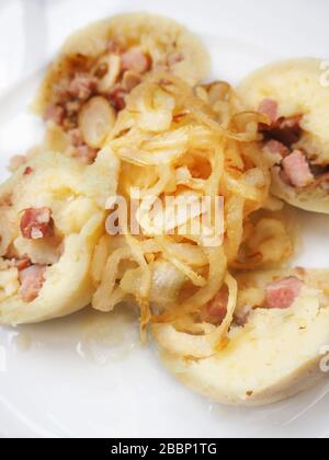 Gnocchi di patate farciti con carne affumicata con cipolla e crauti, Pilsner Urquell Original Restaurant Kulatak, Praga; Boemia; Repubblica Ceca; EUR Foto Stock