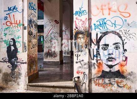 Un graffiti in Via Argenteria a Palermo mostra l'attore al Pacino un altro Jennifer Conelly (r). Foto Stock