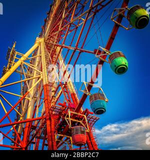 Ruota panoramica grande con cielo blu Foto Stock
