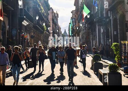 La zona pedonale affollata Via Vittorio Emanuele a Palermo. Foto Stock