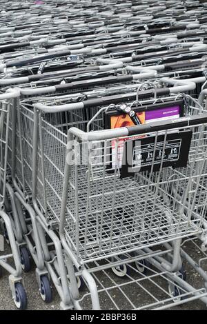 Decine di carri vuoti per lo shopping al supermercato dietro una fermata & Shop nel centro commerciale Bay Terrace a Bayside, Queens, New York City. Foto Stock