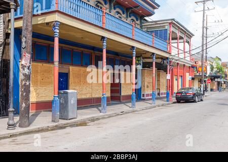 New Orleans, LA/USA - 28/3/2020: Il Nilo Blu in via francese a Marigny, chiuso e imbarcato per il mandato di allontanamento sociale Foto Stock