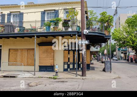 New Orleans, LA/USA - 28/3/2020: Corner Grocery on Frenchmen Street a Faubourg Marigny chiuso e imbarcato in risposta al mandato di allontanamento sociale Foto Stock