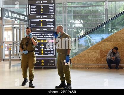 LOD, Israele. 01st Apr, 2020. I soldati israeliani del comando principale del fronte parlano dei loro cellulari nella sala degli arrivi dell'aeroporto ben Gurion di Lod, Israele, vicino a Tel Aviv, mercoledì 1 aprile 2020. Il primo ministro israeliano Benjamin Netanyahu ha ordinato a tutte le persone che arrivano nel paese dall'estero di entrare in strutture designate per la quarantena, come parte di uno sforzo per frenare la diffusione del coronavirus. Foto di Debbie Hill/UPI Credit: UPI/Alamy Live News Foto Stock