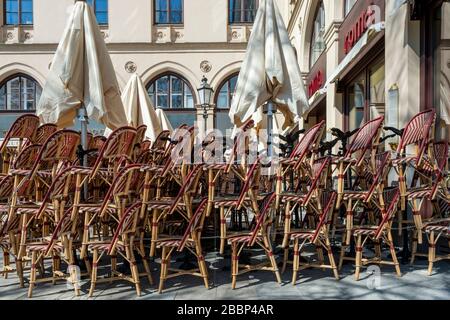 Monaco di Baviera ¬- Baviera - Germania, aprile 1st 2020: Vuoto chiuso ristoranti e bar, a causa di arresto a causa del virus corona Foto Stock