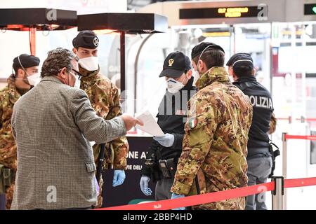 Italia, 31 marzo 2020 : Milano vuota, durante il blocco del coronavirus in Italia. Nella foto soldati e poliziotti pattugliano le persone nella Railwa Centrale Foto Stock