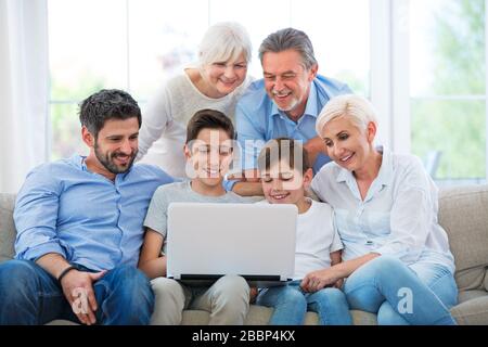 Famiglia di tre generazioni che si divertono insieme Foto Stock