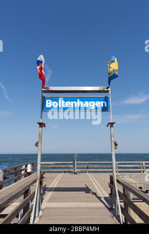 Segno di Pier a Boltenhagen, Meclemburgo-Pomerania Occidentale, Germania Foto Stock