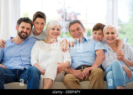 Famiglia di tre generazioni che si divertono insieme Foto Stock