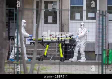 Bucarest, Romania - 1 aprile 2020: Personale medico rumeno che indossa tute protettive nel cortile di un ospedale chiuso per l'infezione di Covid-19. Foto Stock