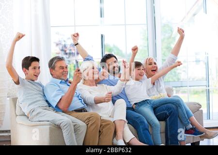 Famiglia di tre generazioni che si divertono insieme Foto Stock