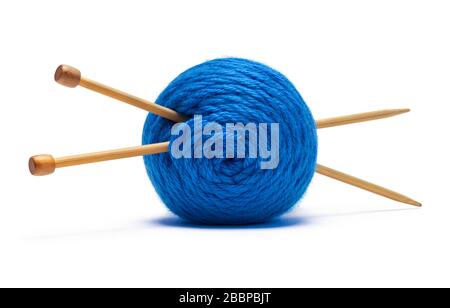 Filo blu con aghi per maglieria isolati su bianco. Foto Stock