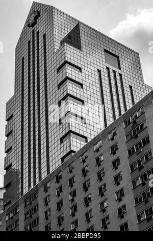 Il blu di vetro G Fred DiBona Jr edificio contrasta con la bella muratura in mattoni del William Penn House cooperativa su Chestnut Street. Foto Stock