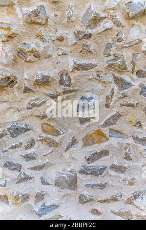 Frattura di una storica cinta muraria in pietra naturale Foto Stock