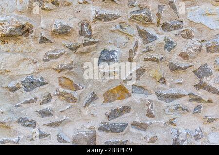 Frattura di una storica cinta muraria in pietra naturale Foto Stock