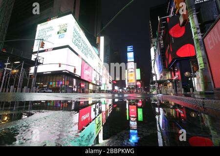 31 marzo 2020, New York, NY, USA: Un Times Square vuoto in una notte piovosa durante la crisi del COVID-19 o del nuovo coronavirus. (Credit Image: © Dan Herrick/ZUMA Wire) Foto Stock