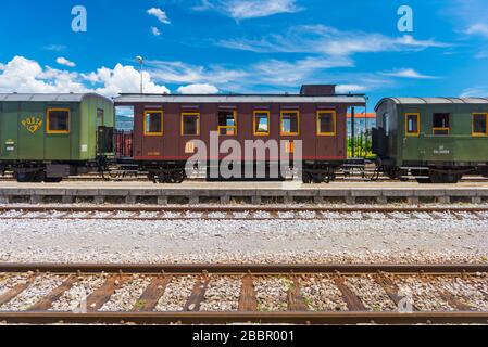 Nova Gorica (Gorizia) - Giugno 2016, Italia: Auto d'epoca post-treno su rotaie, vecchio treno alla stazione nella città slovena di Nova Gorica Foto Stock