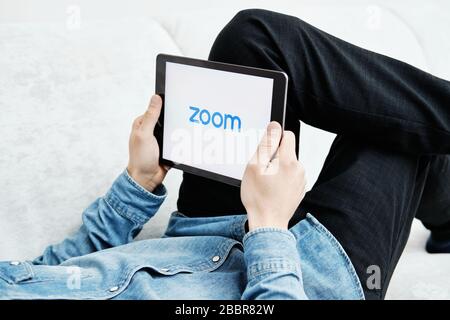 Tyumen, Russia - 25 marzo 2020: Riunioni SU ZOOM Cloud. Software per videoconferenze. Videochiamate e comunicazioni Foto Stock