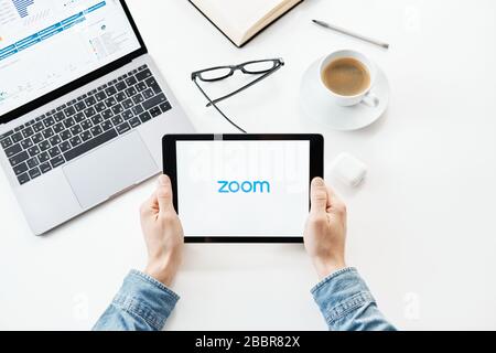 Tyumen, Russia - 25 marzo 2020: Riunioni SU ZOOM Cloud. Software per videoconferenze. Videochiamate e comunicazioni Foto Stock