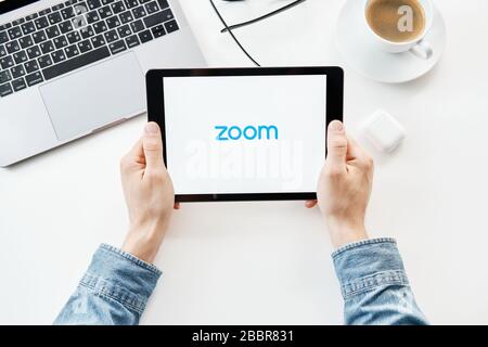 Tyumen, Russia - 25 marzo 2020: Riunioni SU ZOOM Cloud. Software per videoconferenze. Videochiamate e comunicazioni Foto Stock