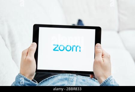 Tyumen, Russia - 25 marzo 2020: Riunioni SU ZOOM Cloud. Software per videoconferenze. Videochiamate e comunicazioni Foto Stock