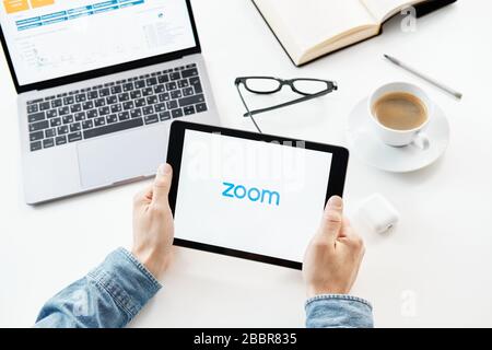 Tyumen, Russia - 25 marzo 2020: Riunioni SU ZOOM Cloud. Software per videoconferenze. Videochiamate e comunicazioni Foto Stock