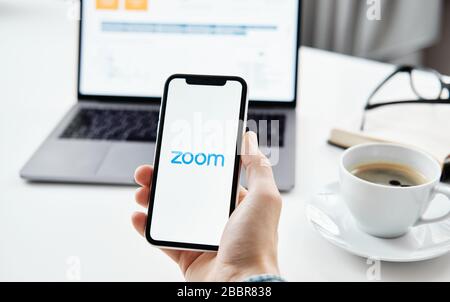 Tyumen, Russia - 25 marzo 2020: Riunioni SU ZOOM Cloud. Software per videoconferenze. Videochiamate e comunicazioni Foto Stock