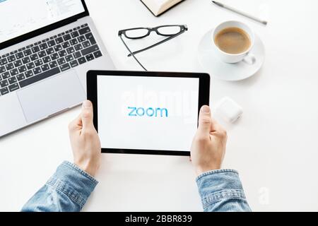 Tyumen, Russia - 25 marzo 2020: Riunioni SU ZOOM Cloud. Software per videoconferenze. Videochiamate e comunicazioni Foto Stock