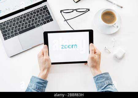 Tyumen, Russia - 25 marzo 2020: Riunioni SU ZOOM Cloud. Software per videoconferenze. Videochiamate e comunicazioni Foto Stock