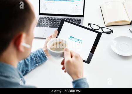 Tyumen, Russia - 25 marzo 2020: Riunioni SU ZOOM Cloud. Software per videoconferenze. Videochiamate e comunicazioni Foto Stock