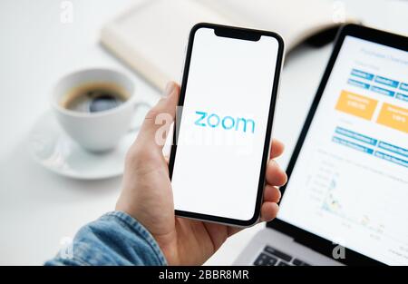 Tyumen, Russia - 25 marzo 2020: Riunioni SU ZOOM Cloud. Software per videoconferenze. Videochiamate e comunicazioni Foto Stock