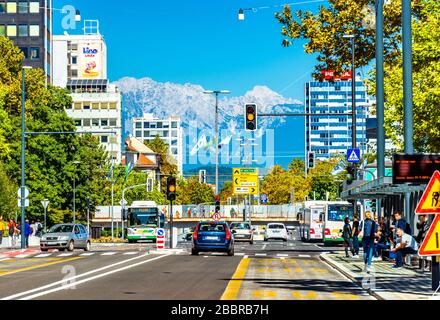 Lubiana - Settembre 2019, Slovenia: Vista della strada principale con traffico auto e belle Alpi innevate sullo sfondo Foto Stock