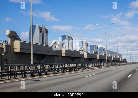 Complesso di strutture per la prevenzione delle alluvioni di San Pietroburgo. Frammento di una diga protettiva di entrare in Kronstadt.navigazione della diga di San Pietroburgo, Kronstadt Foto Stock