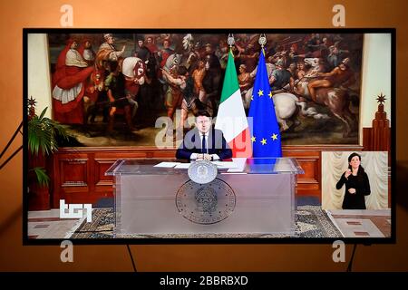 Torino, Italia. 01st Apr, 2020. TORINO, ITALIA - 01 aprile 2020: Il primo ministro italiano Giuseppe Conte, trasmesso in televisione dal canale RAI 1, annuncia l'estensione delle restrizioni fino al 13th aprile per contenere la crisi causata dal coronavirus. Il governo italiano ha imposto restrizioni senza precedenti per fermare la diffusione del focolaio di coronavirus COVID-19, tra le altre misure i movimenti delle persone sono permessi solo per il lavoro, per l'acquisto di beni essenziali e per ragioni sanitarie. (Foto di Nicolò campo/Sipa USA) Credit: Sipa USA/Alamy Live News Foto Stock