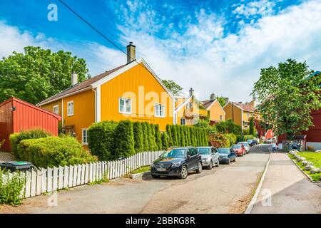 Oslo - Giugno 2019, Norvegia: Una tipica strada di Oslo con case di legno colorate in stile architettonico tradizionale Foto Stock